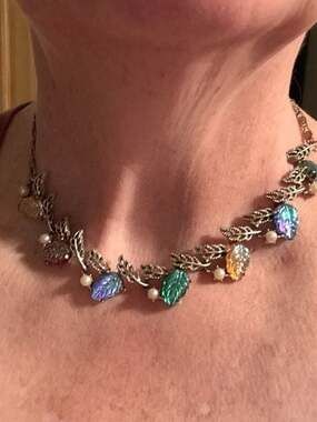 Vintage Lisner Iridescent Multicolor Molded Leaves Choker Necklace with Faux Pea